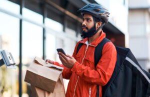 The Current Trend of Hyperlocal Delivery in UAE’s Urban Centers Hyperlocal Delivery in UAE