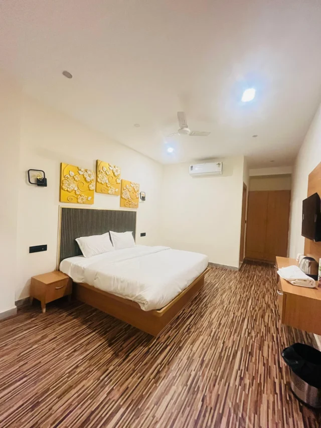 rooms near Gaur City Mall